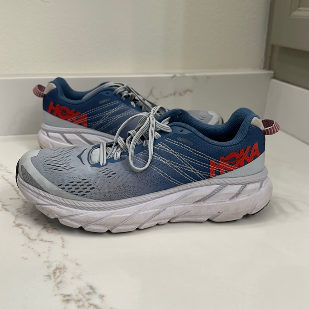 Hoka women’s Clifton 6 size 8.5